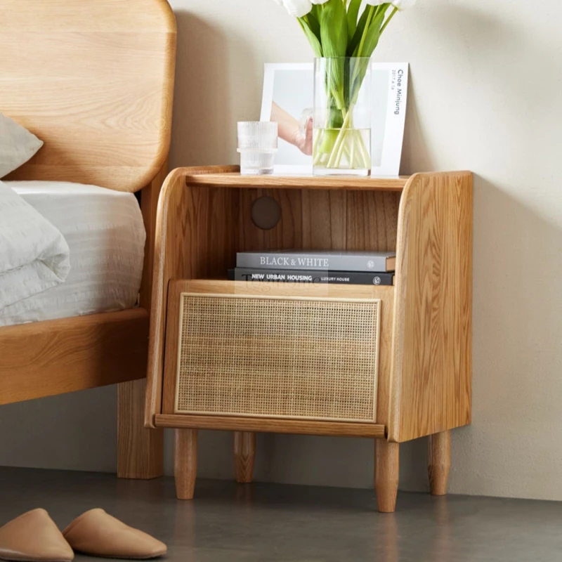 Tủ Kệ Tab Đầu Giường Gỗ Tự Nhiên Tối Giản Kết Hợp Mây Togismart TDG 225 làm từ gỗ tự nhiên kết hợp mây đan thủ công, tạo điểm nhấn nhẹ nhàng, tinh tế. Thiết kế tối giản, nhỏ gọn, dễ phối hợp nội thất. Ngăn kéo tiện lợi, phù hợp phòng ngủ hiện đại. Giao hàng nhanh, bảo hành chính hãng.